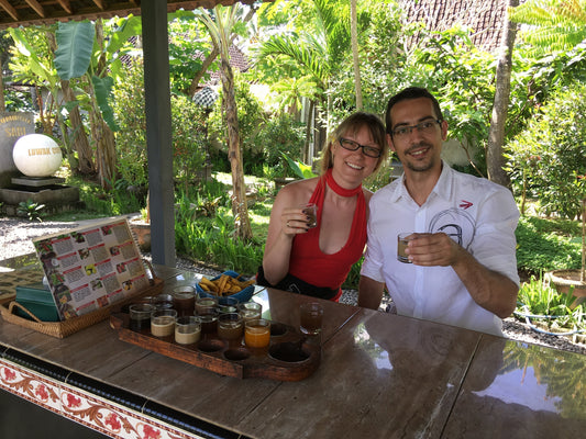 Alejandro y su esposa degustando café
