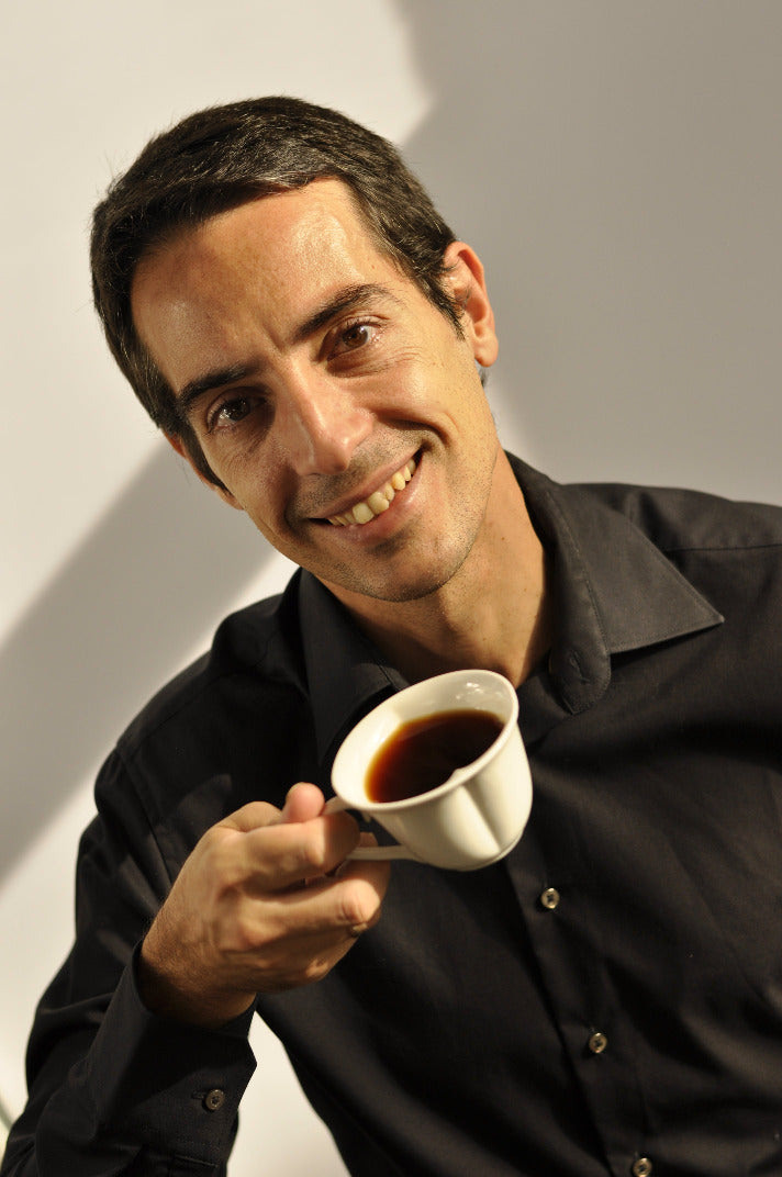 El fundador con una taza