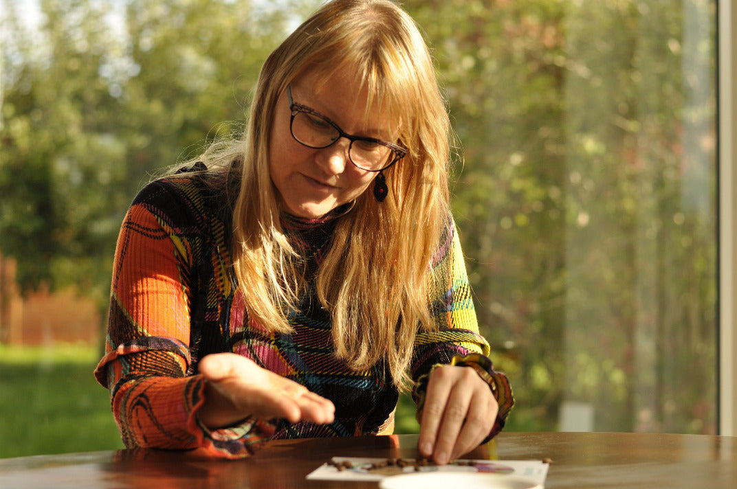 Mujer analizando granos de café